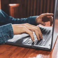 homem-mexendo-no-notebook